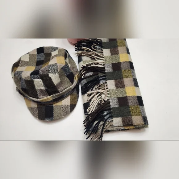 Plaid scarf and matching hat set in a checkered pattern with colors of brown - Picture 10 of 13